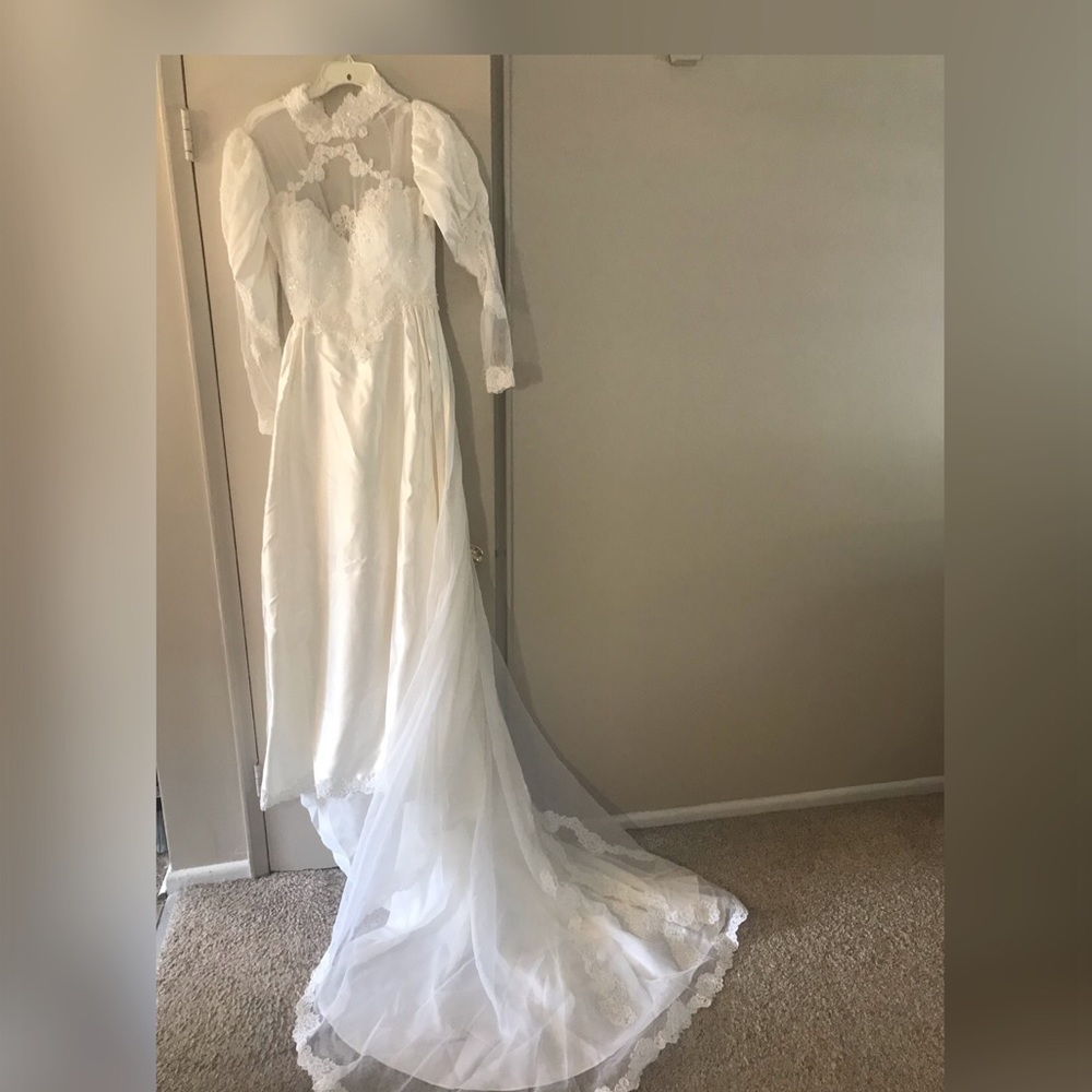 Preserved wedding dress Size small waist 26